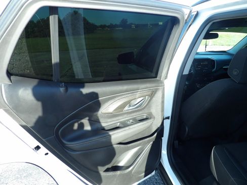 Used 2022 GMC Terrain SLE w/ Driver Convenience Package FWD image 10