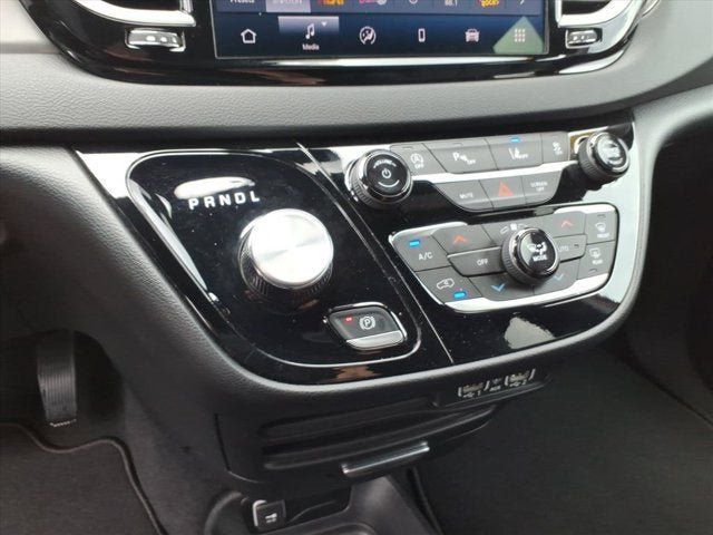 Used 2025 Chrysler Pacifica Select FWD image 16