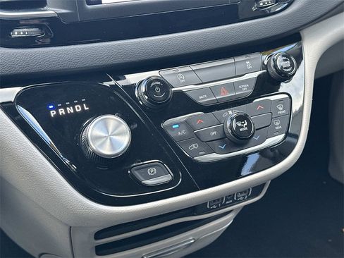 Used 2023 Chrysler Voyager LX image 23