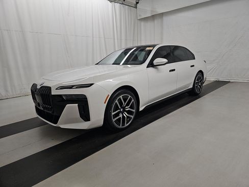 Used 2023 BMW 740i image 1