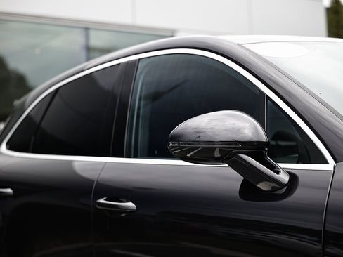 Certified 2024 Porsche Macan image 17