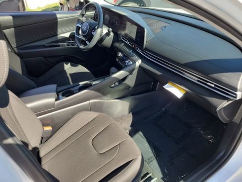 Used 2025 Hyundai Elantra SEL image 17