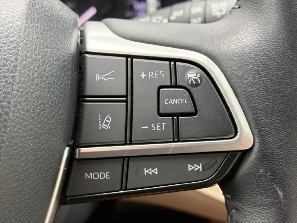 Used 2023 Toyota Highlander XLE FWD image 27