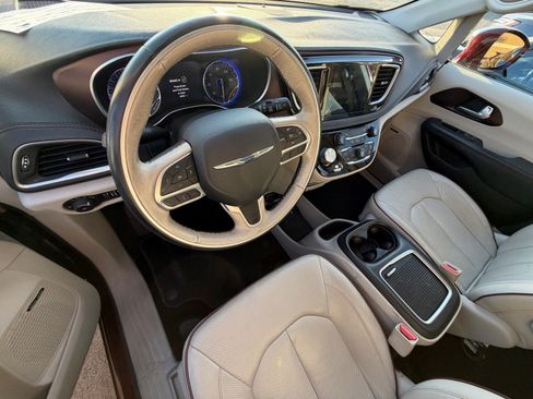Used 2017 Chrysler Pacifica Limited FWD image 7