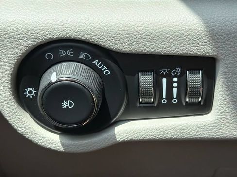 Used 2023 Chrysler Pacifica Touring-L FWD image 21