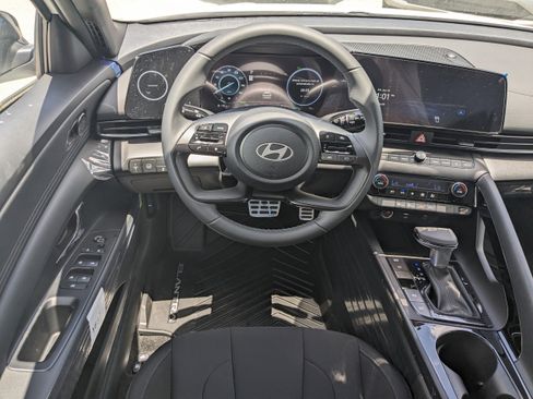 New 2025 Hyundai Elantra SEL image 15