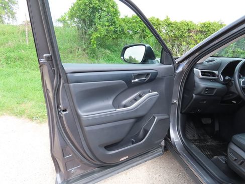 Used 2022 Toyota Highlander XLE AWD/4WD image 31