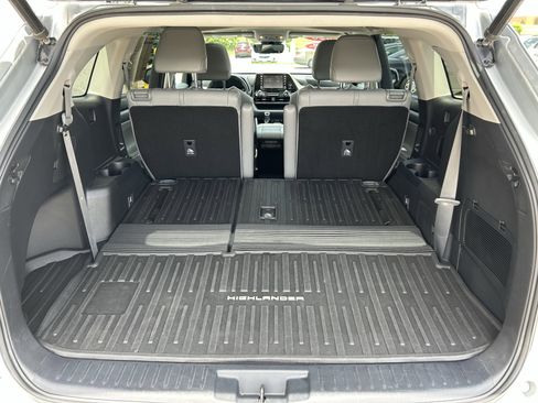 Used 2020 Toyota Highlander XLE AWD/4WD image 23