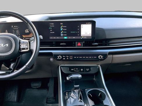 Used 2025 Kia Carnival FWD image 7