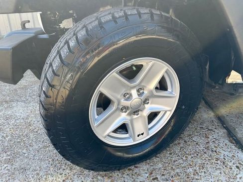 Used 2016 Jeep Wrangler Unlimited Rubicon w/ Connectivity Group image 27