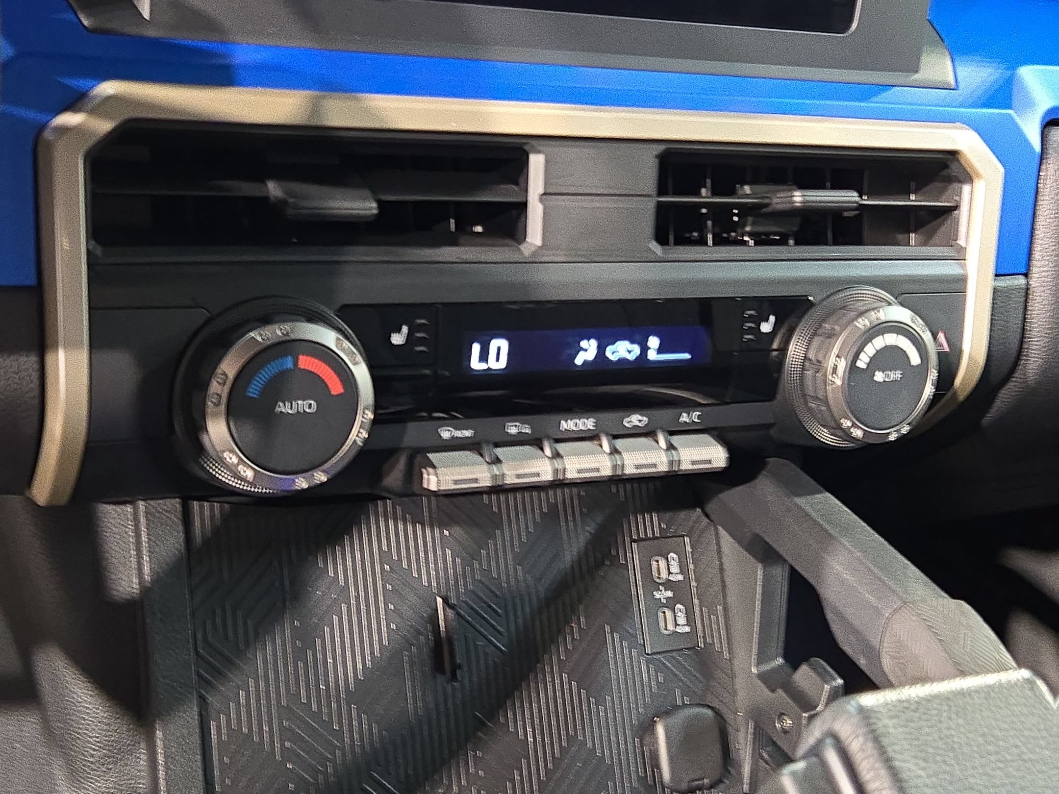 Certified 2025 Toyota Tacoma TRD Off-Road AWD/4WD image 32