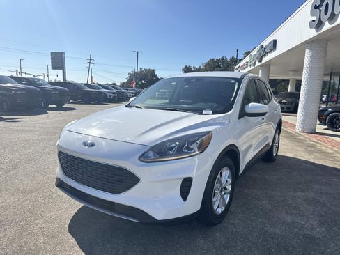 Used 2021 Ford Escape SE image 3