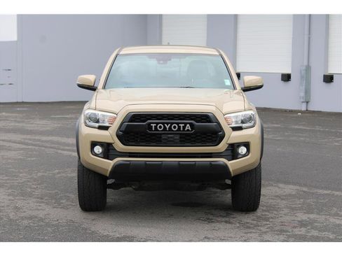 Used 2018 Toyota Tacoma TRD Off-Road w/ Technology Package image 5