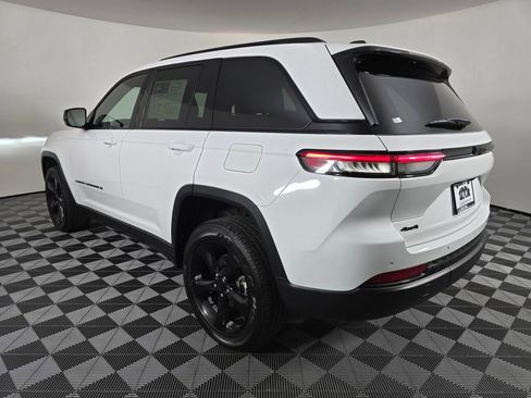 Used 2023 Jeep Grand Cherokee Altitude image 5