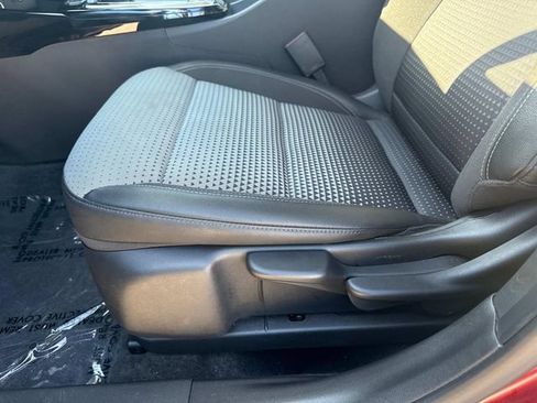 Used 2025 Chevrolet Trax LT w/ LT Convenience Package FWD image 24