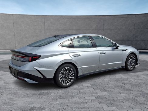 Certified 2025 Hyundai Sonata Limited FWD image 11