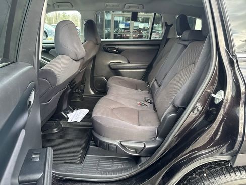 Used 2020 Toyota Highlander LE image 28