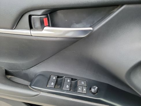 Used 2020 Toyota Camry SE image 11