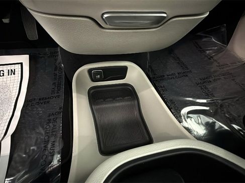 Used 2024 Chrysler Pacifica Select image 26