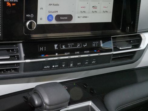 Used 2025 Toyota Sienna LE image 23