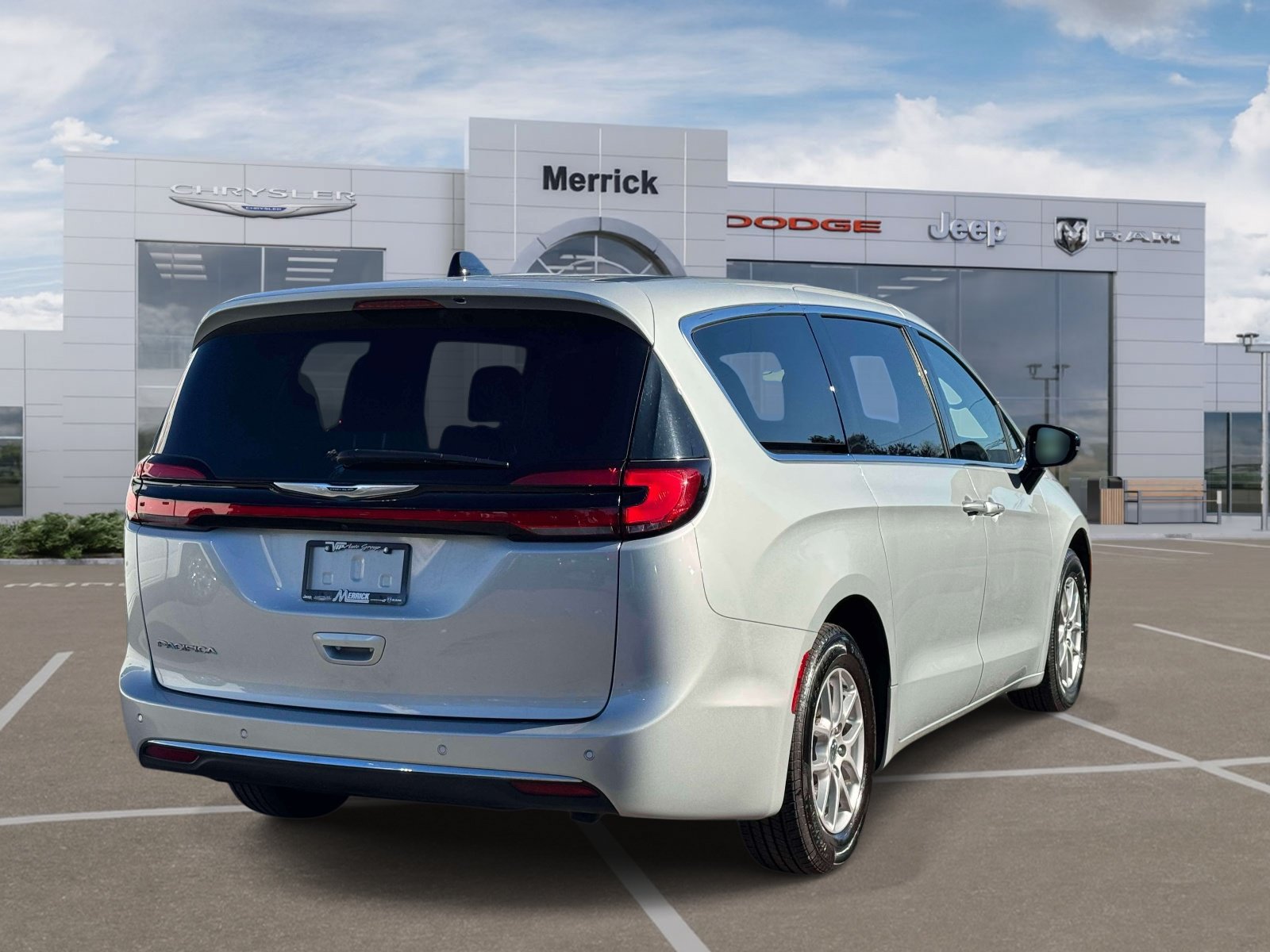 Certified 2024 Chrysler Pacifica Touring-L FWD image 7