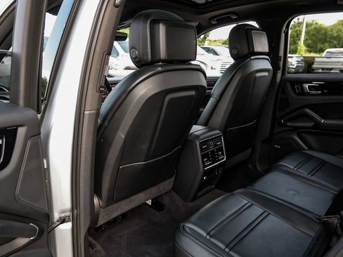 Used 2021 Porsche Cayenne image 41