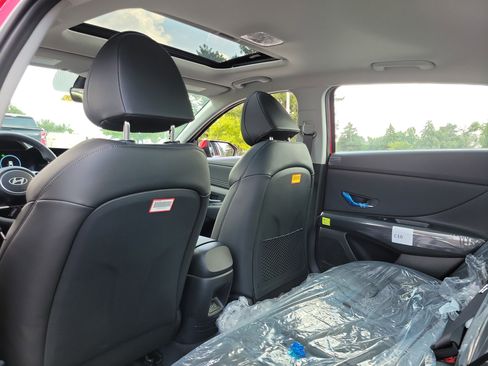 New 2025 Hyundai Elantra Limited image 14