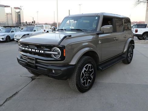 Used 2025 Ford Bronco Outer Banks image 2