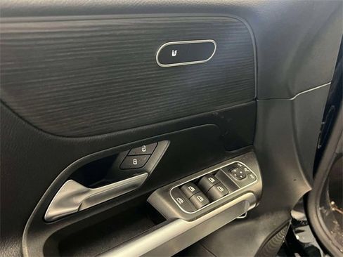 Used 2022 Mercedes-Benz GLB 250 4MATIC image 15