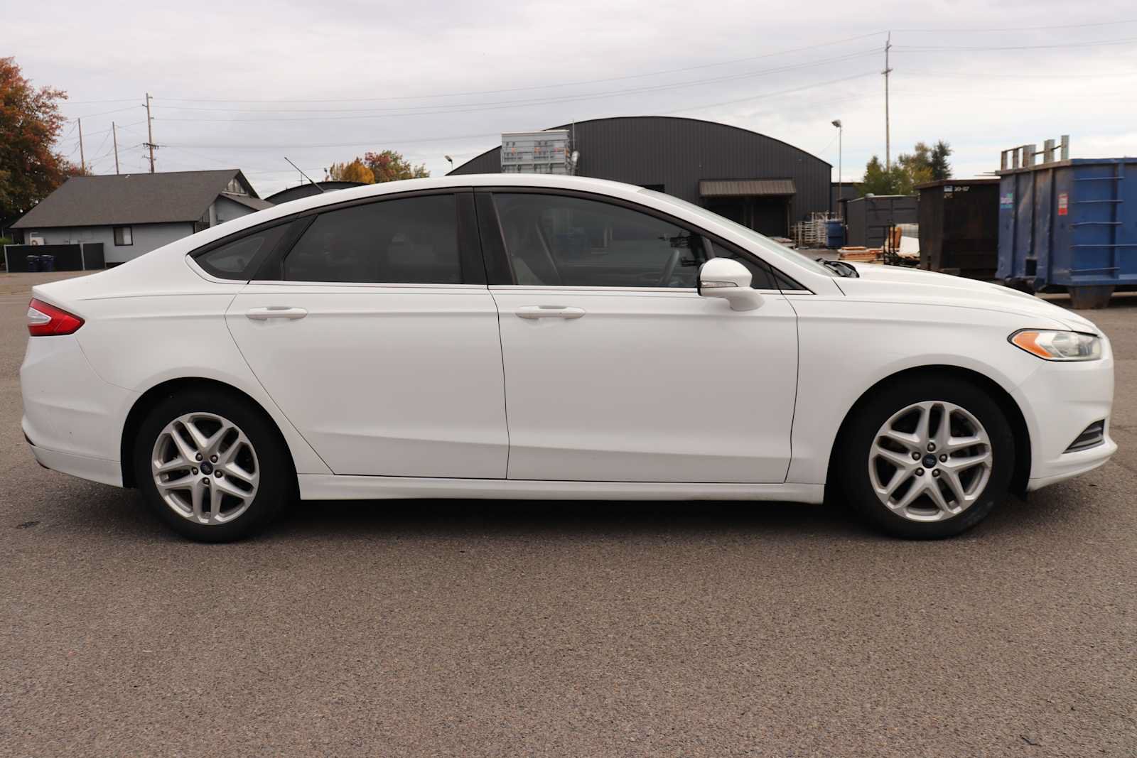 Used 2016 Ford Fusion SE FWD image 4