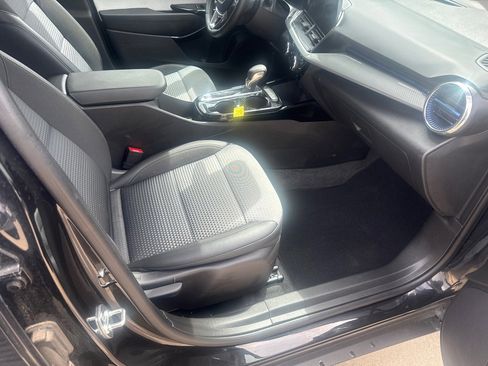 Used 2025 Chevrolet Trax LT w/ LT Convenience Package FWD image 14