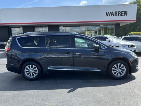 Used 2019 Chrysler Pacifica Touring-L FWD image 17