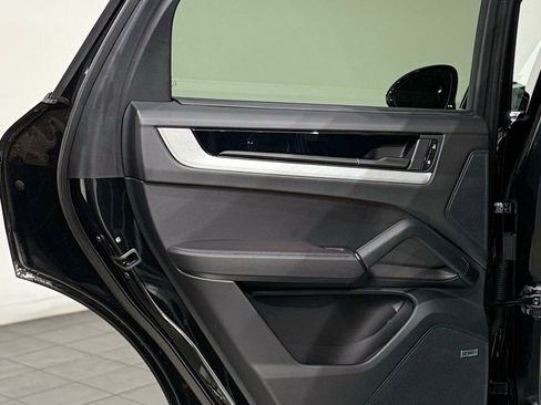 Certified 2025 Porsche Cayenne Coupe AWD/4WD image 44