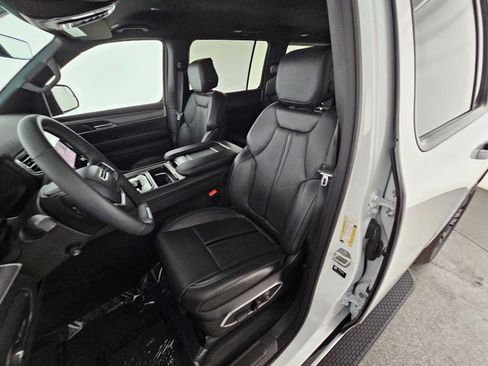Used 2025 Jeep Wagoneer Series II w/ 8-Passenger Seating Package AWD/4WD image 23