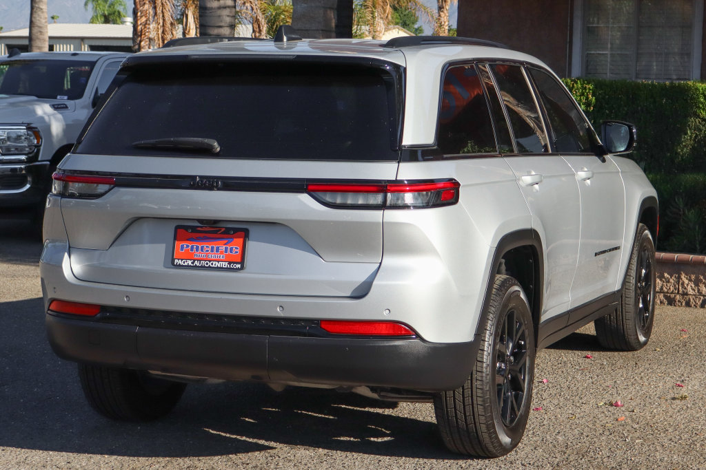Used 2024 Jeep Grand Cherokee Altitude RWD image 7
