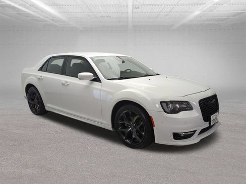 Used 2022 Chrysler 300 Touring L RWD image 11