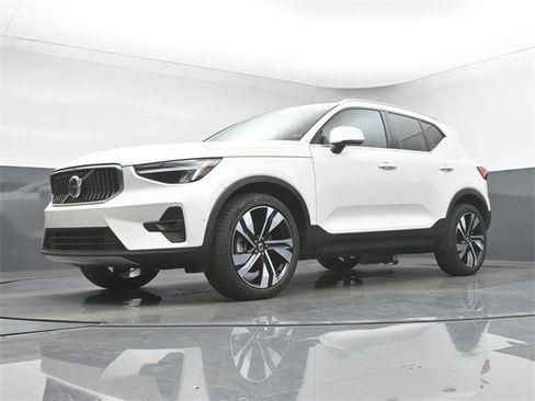 Used 2024 Volvo XC40 B5 Plus w/ Protection Package Premier image 37