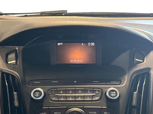 Used 2018 Ford Focus SE w/ SE Appearance Package FWD image 23