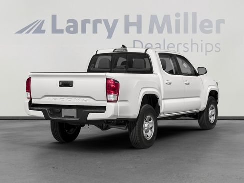 Used 2018 Toyota Tacoma TRD Off-Road image 2