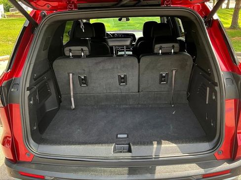 Used 2025 Chevrolet Traverse LT FWD image 7