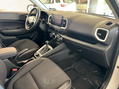 Used 2022 Hyundai Venue Limited image 31