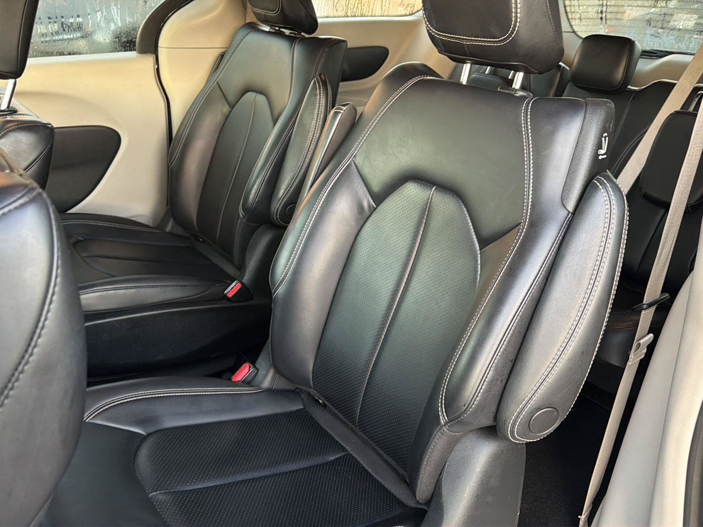Used 2023 Chrysler Pacifica Touring-L FWD image 30