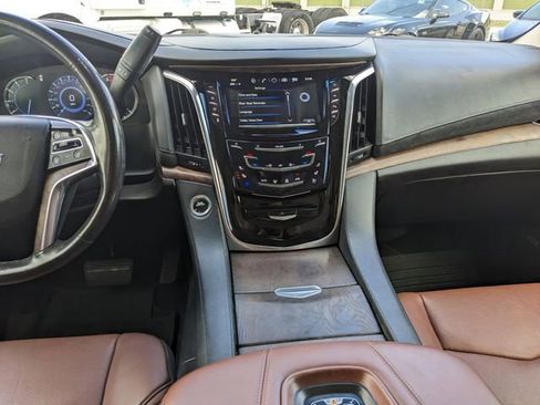 Used 2019 Cadillac Escalade Luxury AWD/4WD image 17