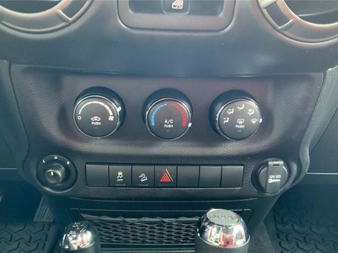 Used 2018 Jeep Wrangler Unlimited Sport S image 31