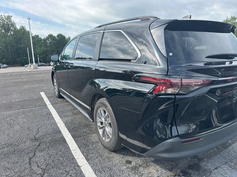 Used 2024 Toyota Sienna LE FWD image 6