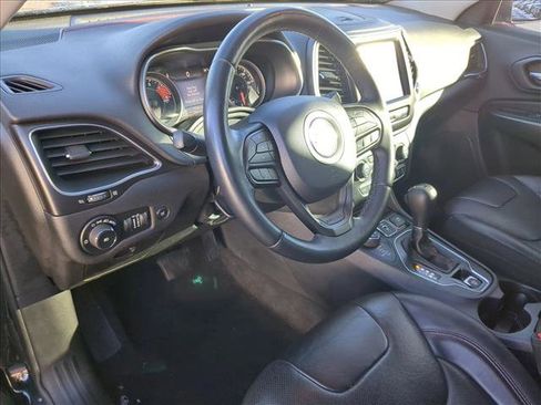 Used 2019 Jeep Cherokee Trailhawk image 10