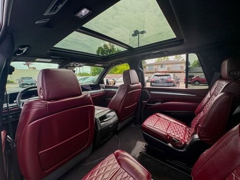 Used 2025 Cadillac Escalade Premium Luxury AWD/4WD image 9