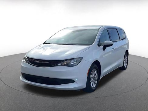 Used 2023 Chrysler Voyager LX image 4