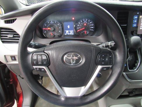 Used 2016 Toyota Sienna LE image 19