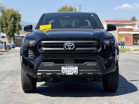Used 2025 Toyota Tacoma 2WD Double Cab image 3